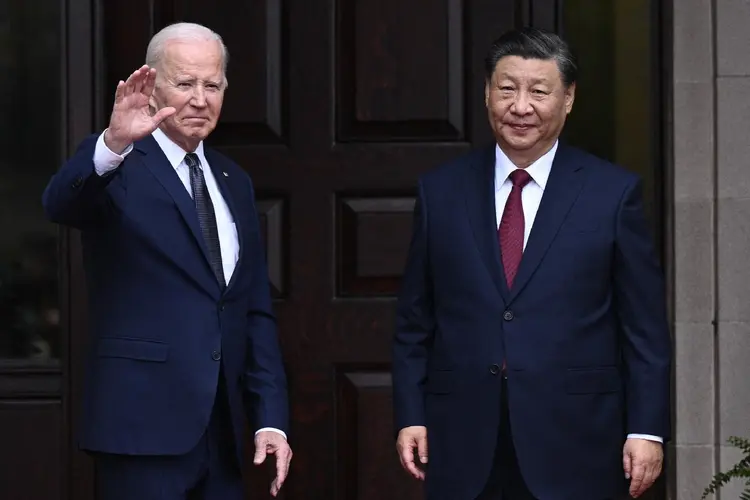 Joe Biden e o presidente chinês Xi Jinping em reunião na Califórnia, em novembro de 2023 (Brendan Smialowski/Getty Images)