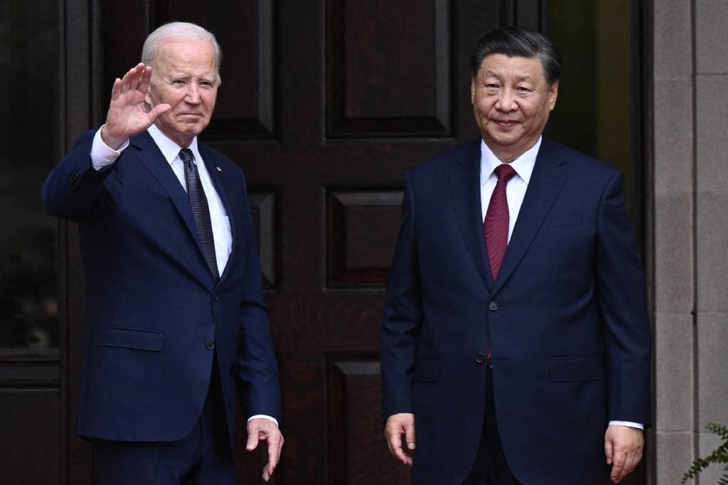 Biden e Xi Jinping debatem riscos da IA e mudanças climáticas em conversa
