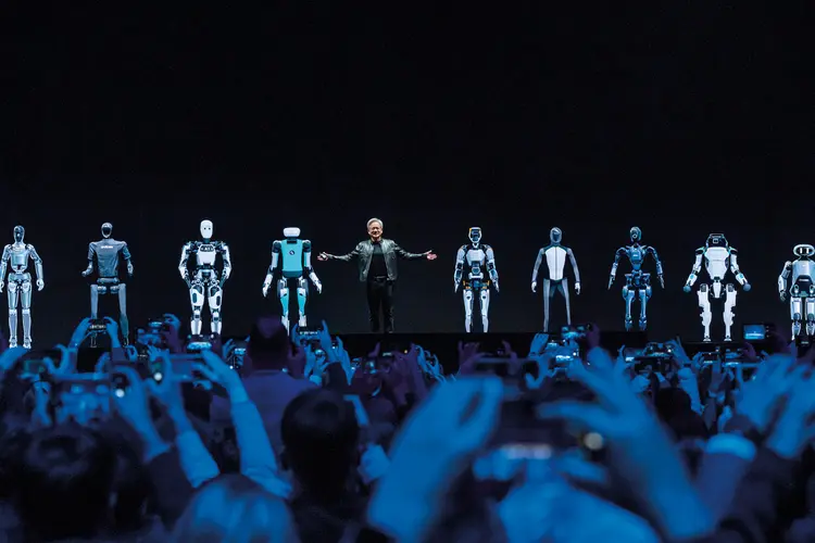 Jensen Huang, CEO da Nvidia, em conferência de IA: apresentação de alguns dos robôs humanoides mais aprimorados do mundo encantou o público  (David Paul Morris/Bloomberg/Getty Images)