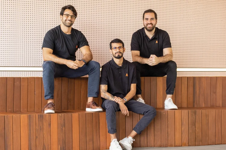 A Assis quer ajudar empreendedores individuais a prosperar, conta Raphael Machioni (à esq.), CEO e cofundador da empresa (Assis/Divulgação)