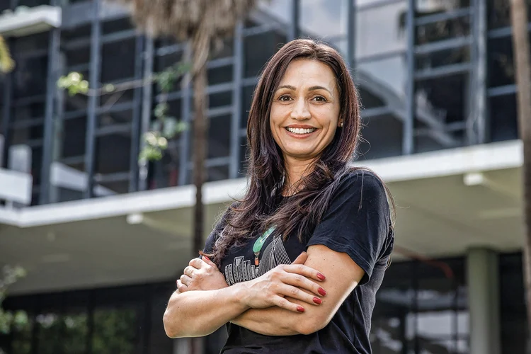 Thais Padilha, vice-presidente de engenharia de soluções da Salesforce: “Começar com testes para depois escalar pode funcionar bem para empresas menores, em que a IA ainda é uma novidade” (Salesforce/Divulgação)