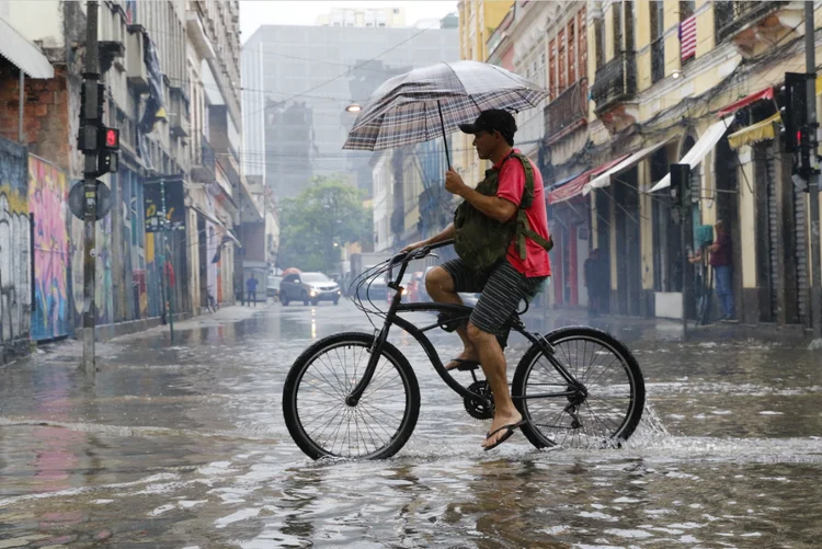 Temporal atinge o Rio de Janeiro e trabalhadores deixam a região central da cidade, que tem ponto facultativo decretado com previsão de chuvas extremas (março de 2024) (Fernando Frazão/Agência Brasil)