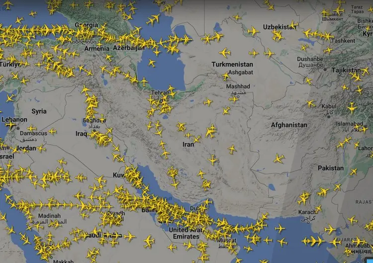 Movimentação de aviões na região do Irã nesta sexta, 19 (FlightRadar24/Reprodução)
