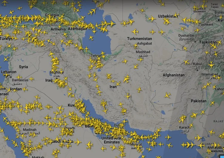 Movimentação de aviões na região do Irã nesta sexta, 19 (FlightRadar24/Reprodução)