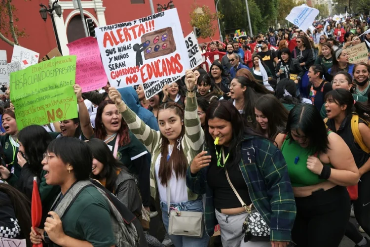 Trabalhadores convocados pela maior associação sindical do Chile participam de manifestação em Santiago, em 11 de abril de 2024 (AFP)