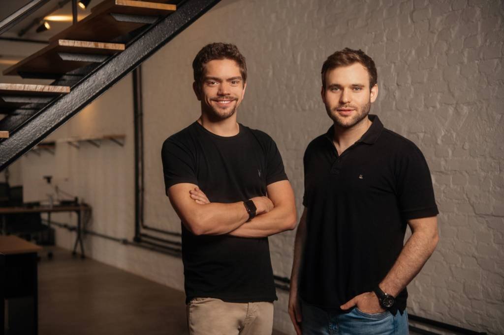 Dois brasileiros recebem R$ 12 milhões para criar a maior IA para empresas — do mundo