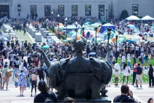 Imagem referente à matéria: Polícia de Nova York entra na Universidade de Columbia, prende e retira manifestantes do campus