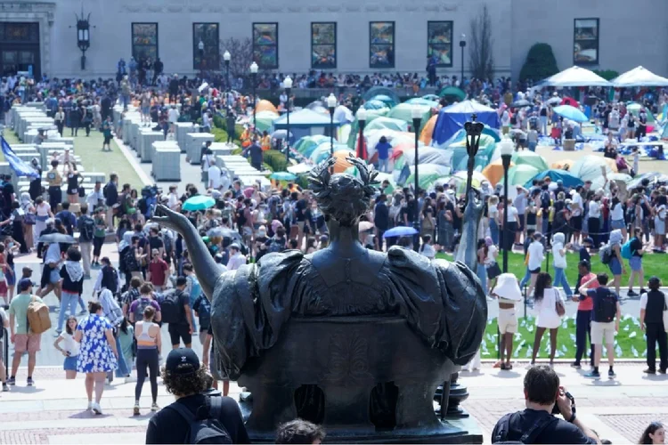 Estudantes em uma manifestação pró-palestina nos jardins da Universidade de Colúmbia, em Nova York, no dia 29 de abril de 2024 (Ana FERNÁNDEZ/AFP)