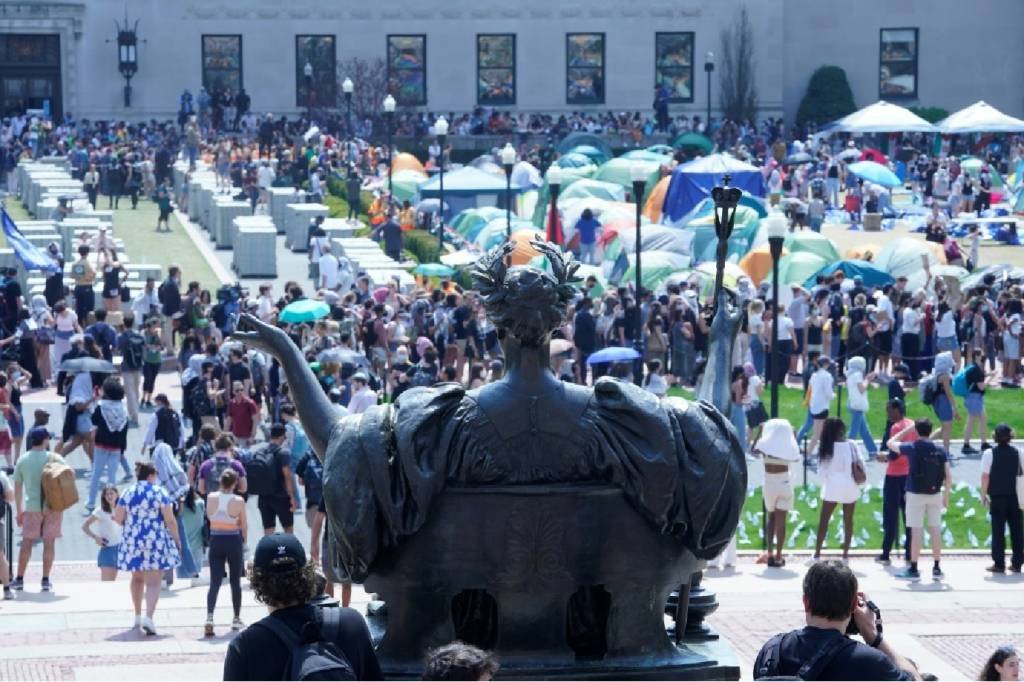 Polícia de Nova York entra na Universidade de Columbia, prende e retira manifestantes do campus