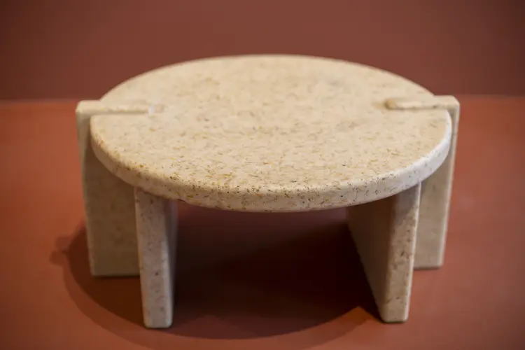 Movelaria: mesa de centro é uma das peças da coleção feita com bioresina (Divulgação)