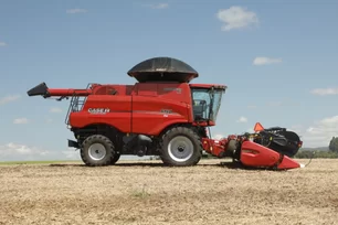 Imagem referente à notícia: De Sorocaba para o mundo: conheça a nova máquina agrícola que 'aprende' a colher sozinha