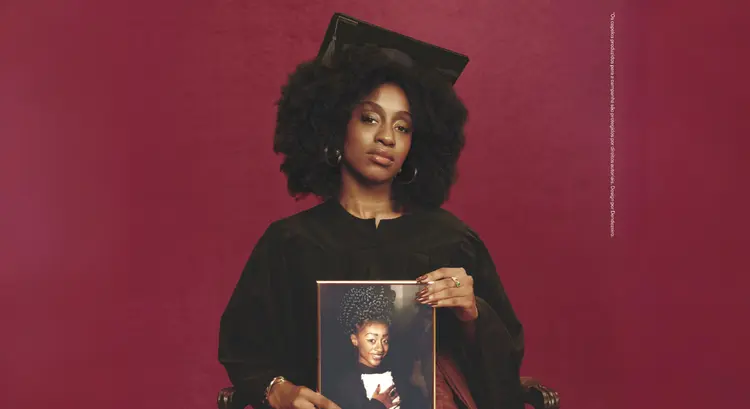 Campanha recriou fotos de formatura de mulheres negras que não puderam usar o capelo por causa de seus formatos e estilos capilares (Caio Nigro/Vult/Divulgação)