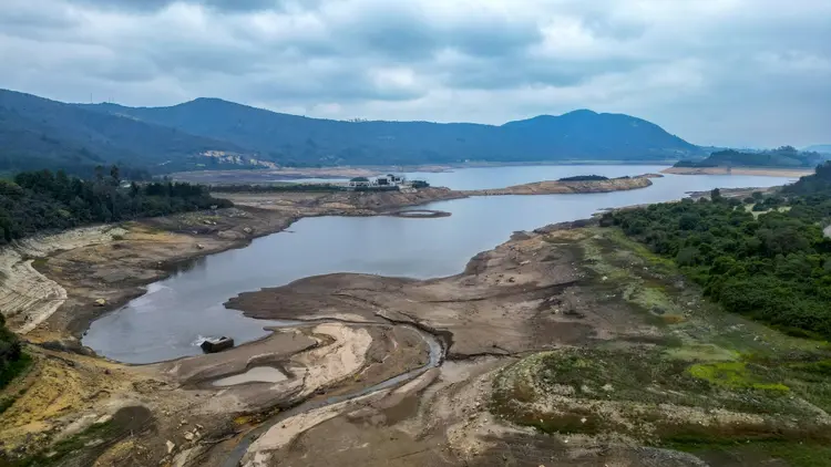 Clima: seca causada pelo El Niño comprometeu o nível de três reservatórios que abastecem Bogotá (AFP Photo)