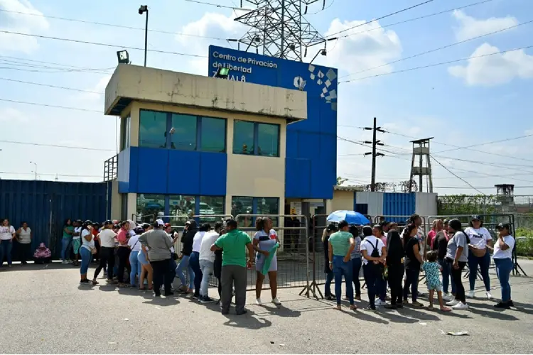 Familiares de presos se reúnem no portão de uma prisão em Guayaquil, Equador, em 28 de março de 2024 (AFP Photo)