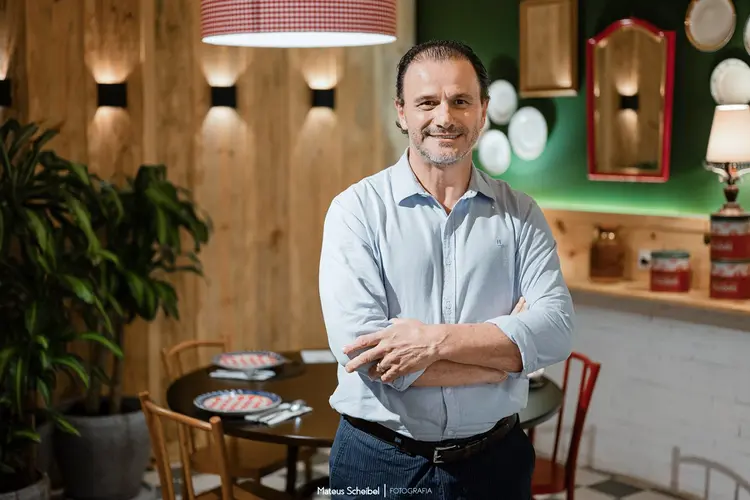 Julinho Cavichioni, dono da rede de restaurante Galeto Mamma Mia: Pedi emancipação aos 16 anos para abrir o meu primeiro negócio  (Galeto Mamma Mia/Divulgação)