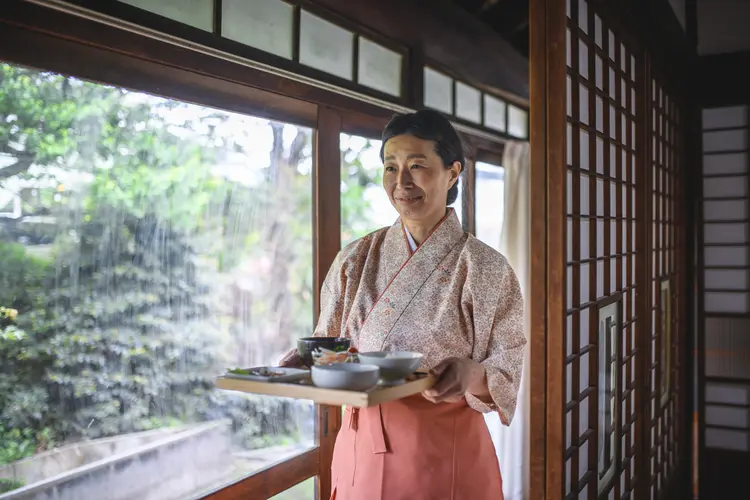 Hospitalidade: Enquanto o japonês tem o omotenashi arraigado em sua forma de ser, o brasileiro está se familiarizando com o conceito. (AzmanL/Getty Images)