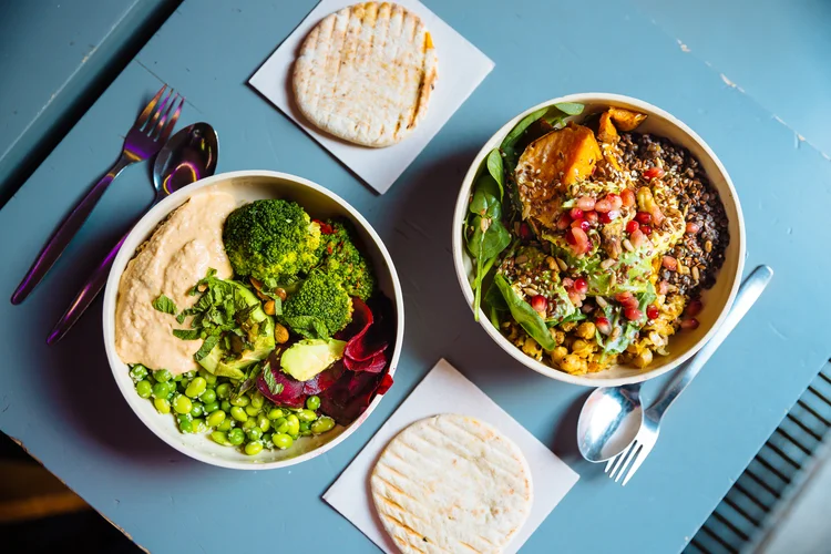 Dieta à base de plantas inclui não apenas frutas e vegetais, mas também nozes, sementes, óleos, grãos integrais, legumes e feijões (Alexander Spatari/Getty Images)