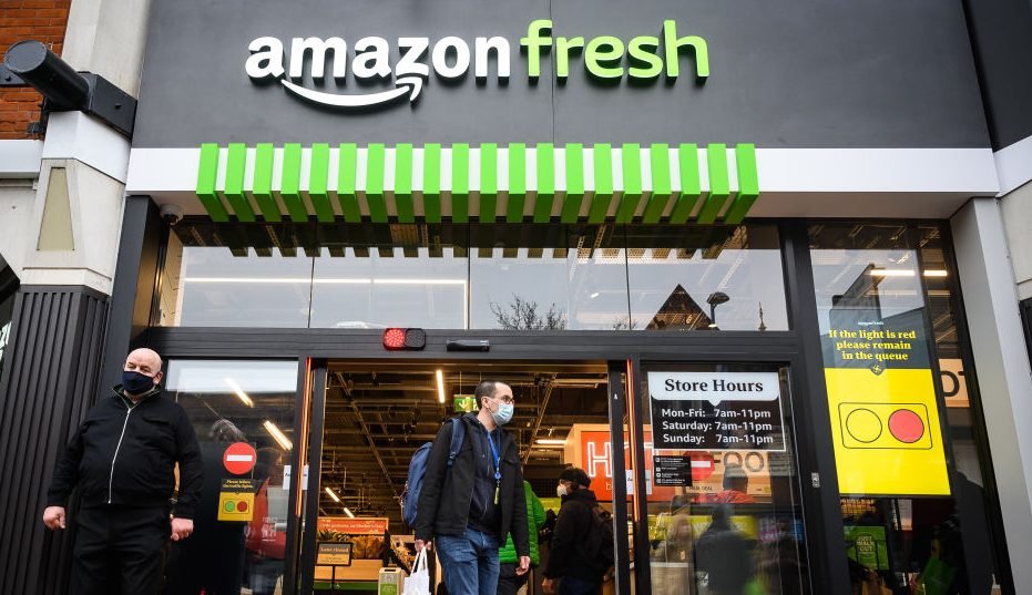 Falsa automação: Amazon contratou indianos para conferir compras em lojas de conveniência sem caixas
