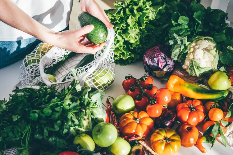 Desertos alimentares são locais onde o acesso a alimentos in natura ou minimamente processados é escasso ou até mesmo impossível. (Maria Korneeva/Getty Images)