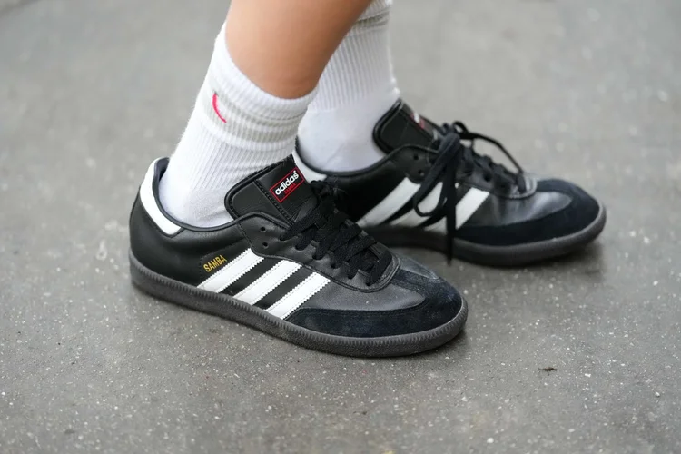 Adidas Samba ganhou o prêmio 'Tênis do Ano' de 2023 da Footwear News (Edward Berthelot/Getty Images)