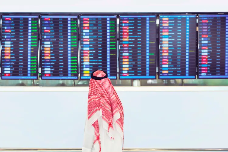 Árabe em aeroporto: transição deve ocorrer em um período de 10 anos (Getty Images/Getty Images)