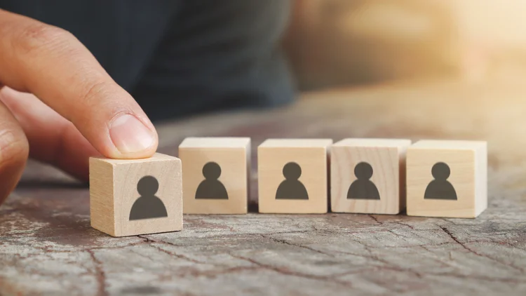 A skills-based valoriza as habilidades individuais no mercado do trabalho, em vez de concentrar-se apenas naquelas conhecidas qualificações formais, como diplomas ou cargos (Twenty four April/Getty Images)