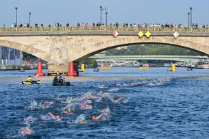 Atleta belga é internada após triatlo no Rio Sena; equipe desiste de competição