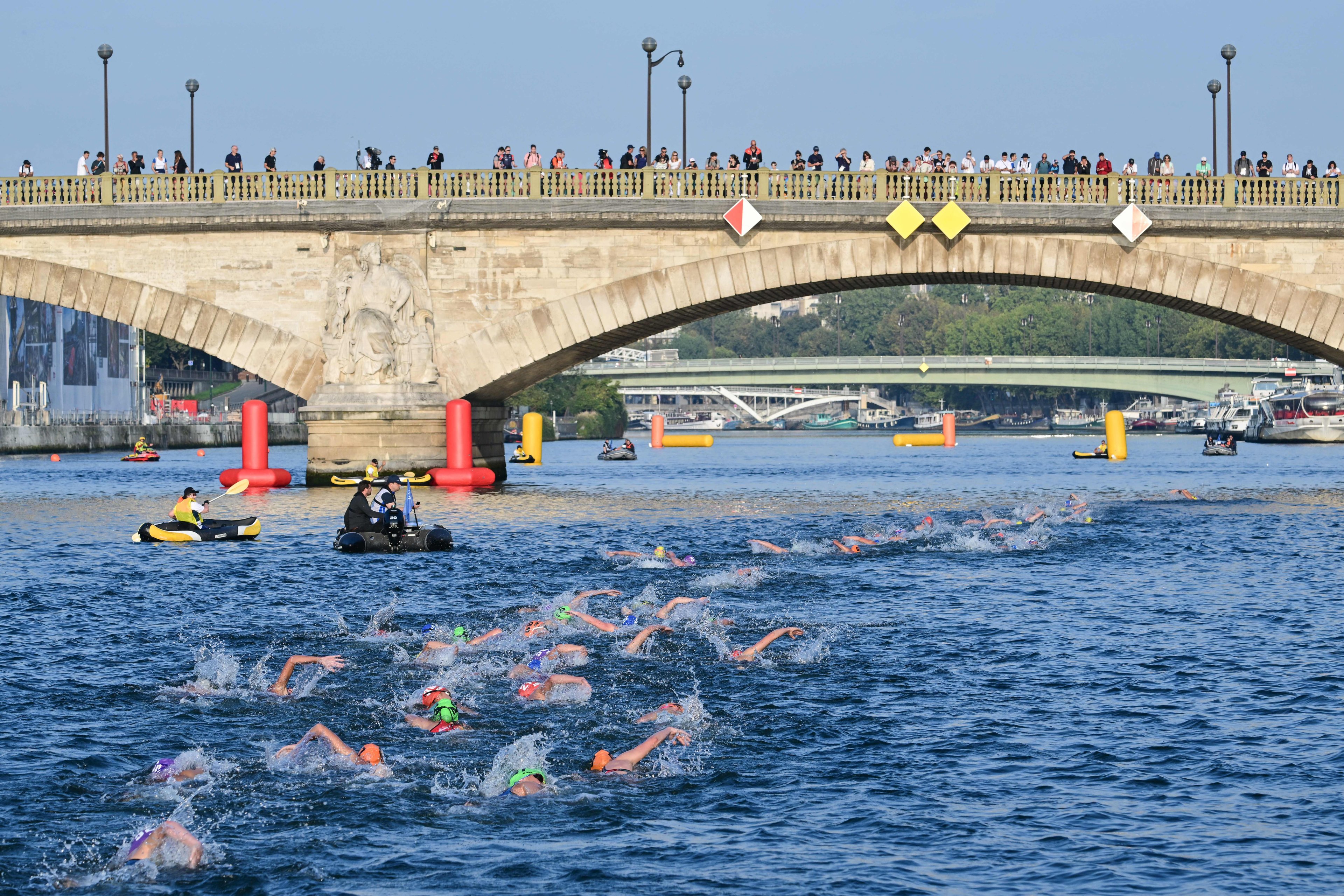 Competição de Triatlo no Rio Sena - condições do rio durante no caso de chuva pode adiar maratona aquática nos jogos olímpicos
