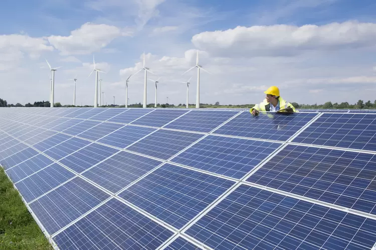 Só em 2023, segundo dados da Absolar, 36 GW da capacidade elétrica produzida veio da energia solar (Jacobs Stock Photography Ltd/Getty Images)