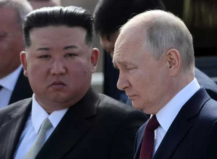 Putin e Kim reforçaram as relações nos últimos meses, o que preocupa o Ocidente (Photo by Contributor/Getty Images/Getty Images)