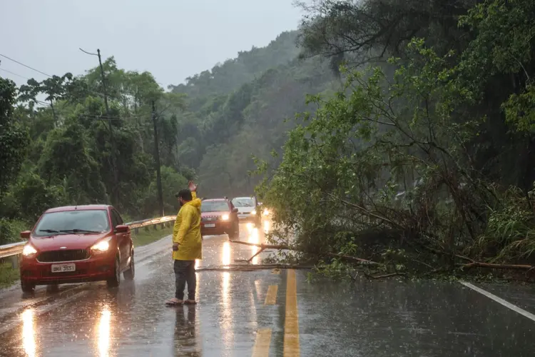 Carros circulam em trecho da rodovia BR-470, recentemente semi-obstruída por deslizamentos de terra e queda de árvores, em Ibirama, Santa Catarina, Brasil, em 12 de outubro de 2023 (Getty Images)