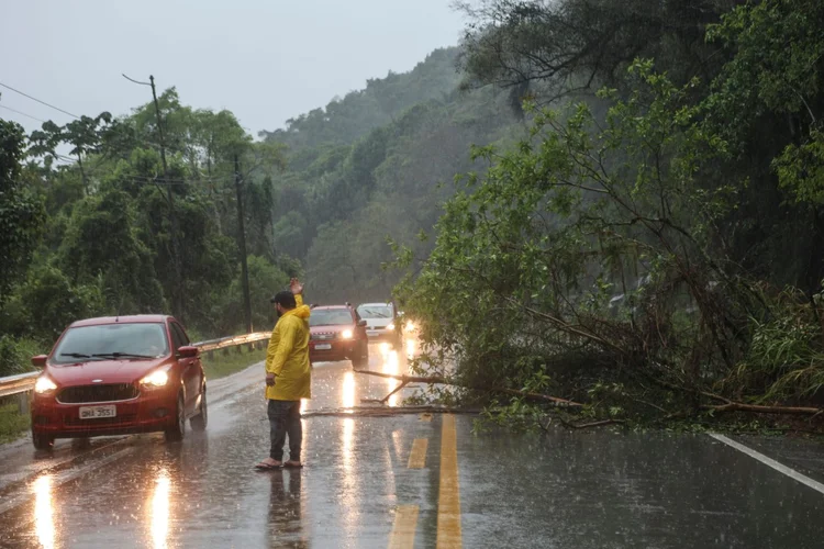 Estragos: alagamentos e transbordamentos, queda de barreiras, árvores, rochas e objetos e deslizamentos são os principais problemas nas rodovias (Getty Images)