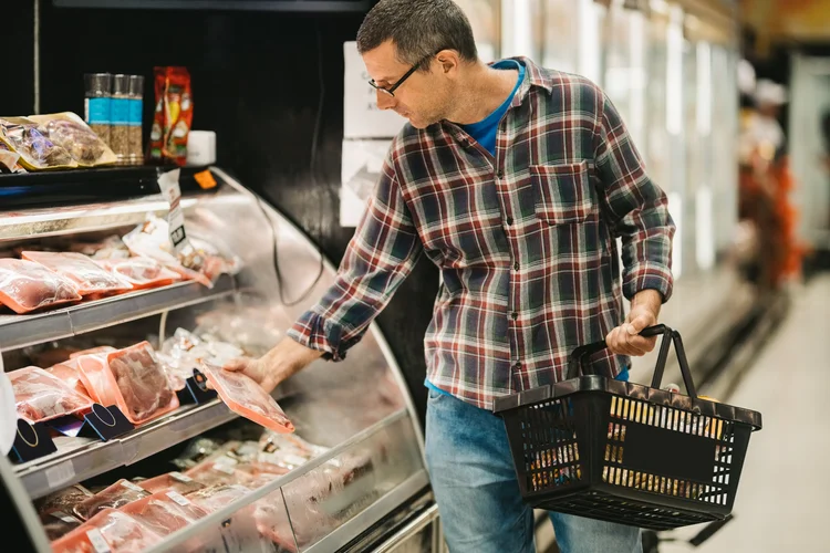 Cesta Básica 2024: nova versão guiará políticas públicas e programas ligados à alimentação. (Giselleflissak/Getty Images)