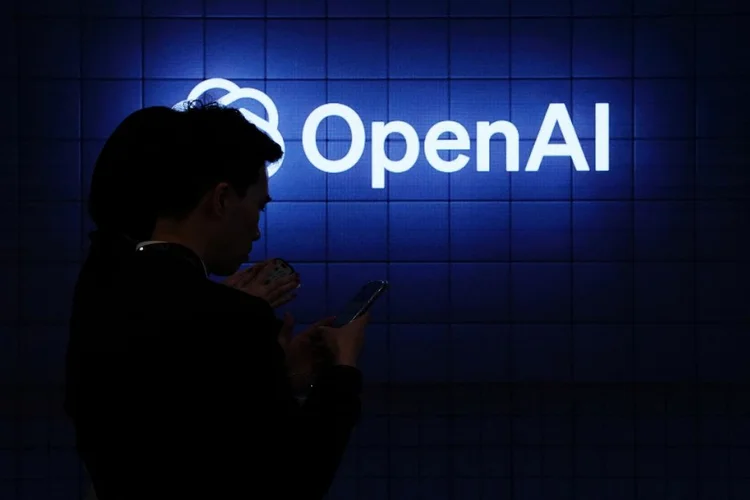 A OpenAI também está em busca de captar US$ 7 bilhões (R$ 38,01 bilhões) em uma nova rodada de financiamento. (PAU BARRENA/Getty Images)