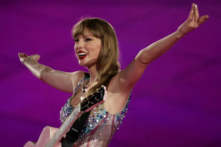 A cantora Taylor Swift, que recentemente travou uma batalha com a sua antiga gravadora, a Big Machine Records. O caso está na lista dos eventos que despertaram as questões recentes sobre direitos autorais na música (Ashok Kumar/TAS24 / Colaborador/Getty Images)