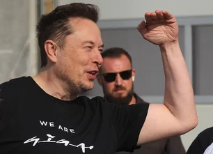 Imagem referente à matéria: Musk sobe o tom com quem aposta contra Tesla e promete 'aniquilar' até Gates