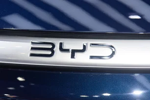 Imagem referente à matéria: Carros híbridos da BYD prometem rodar até 2 mil kms sem paradas