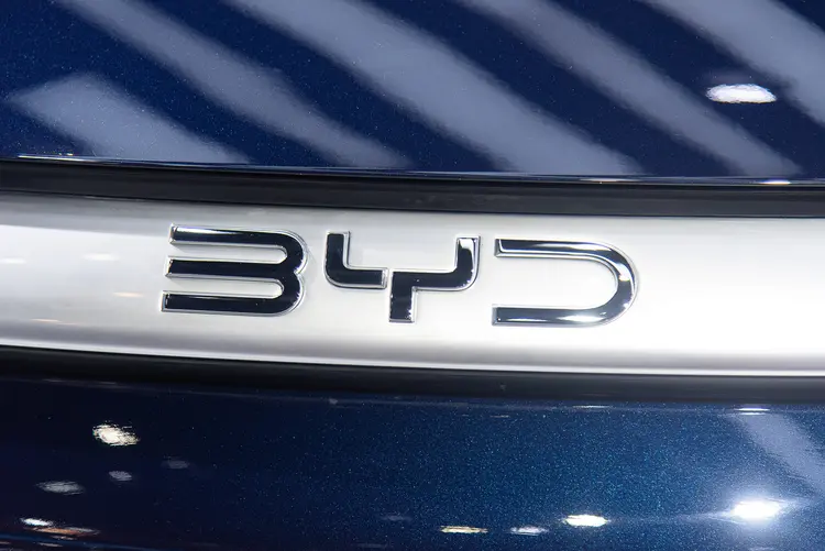 BYD: montadora vê vendas de veículos elétricos aumentarem 13% no 1T24 (Peerapon Boonyakiat/SOPA Images/LightRocket via Getty Images)