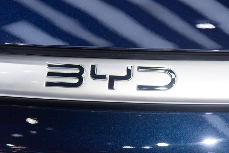 Vendas trimestrais da BYD superam as da Tesla, indicando maior competitividade no mercado de veículos elétricos, enquanto empresas ajustam estratégias para impulsionar crescimento e lucratividade. (Peerapon Boonyakiat/SOPA Images/LightRocket via Getty Images/Getty Images)