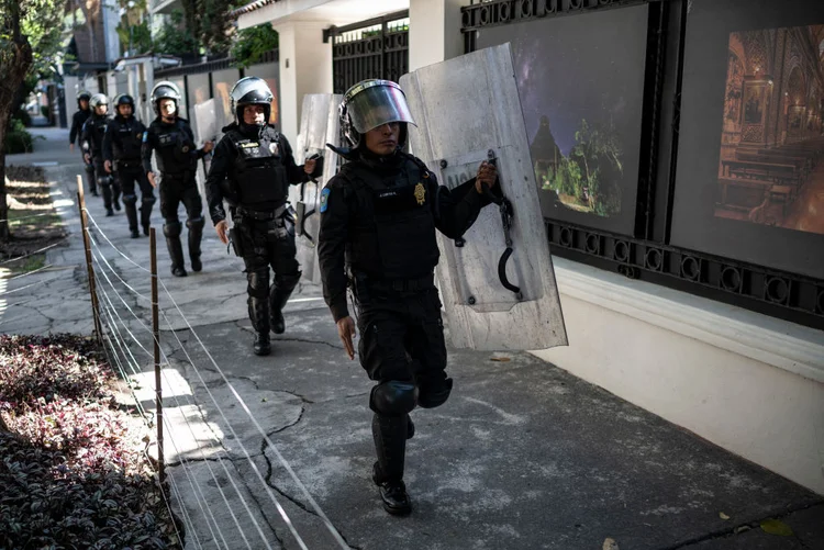 O México anunciou que apresentará uma denúncia contra o Equador perante a Corte Internacional de Justiça (Yuri CORTEZ/AFP Photo)