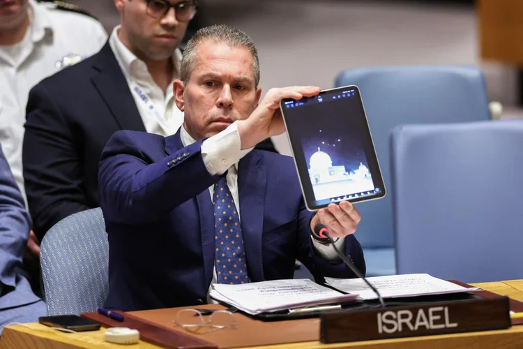 Reunião do Conselho de Segurança da ONU, neste domingo, em Nova York: embaixador de Israel na ONU, Gilad Erdan, mostra um vídeo de drones e mísseis indo em direção a Israel. Erdan instou o Conselho de Segurança a impor “todas as possíveis sanções” contra o Irã após o ataque sem precedentes da república islâmica contra Israel (CHARLY TRIBALLEAU/Getty Images)