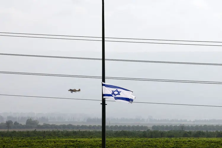 
Bandeira de Israel perto da fronteira com o Líbano (Jalaa Marev/AFP)