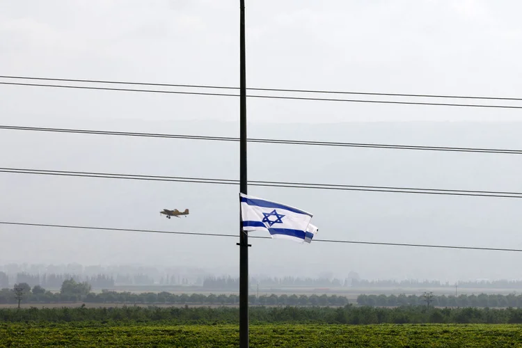 
Bandeira de Israel perto da fronteira com o Líbano (Jalaa Marev/AFP)