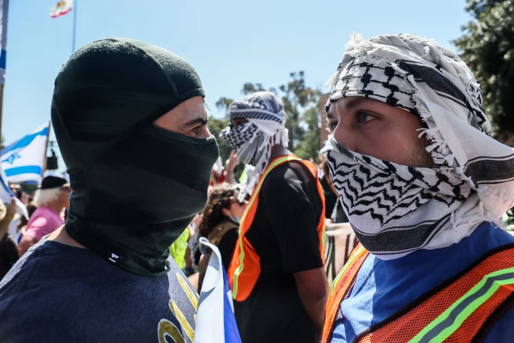 Campus da UCLA teve violência entre alunos e polícia precisou intervir. (Robert Gauthier/Los Angeles Times via Getty Images)/Getty Images)