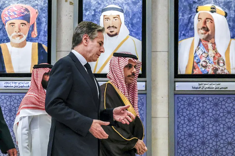 Blinken com o ministro do Exterior da Arábia Saudita, Faisal bin Farhan  (Photo by EVELYN HOCKSTEIN / POOL / AFP) (Photo by EVELYN HOCKSTEIN/POOL/AFP/Getty Images)