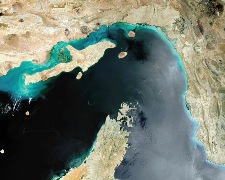 Pelo Estreito passam 30% do mercado global de petróleo e 20% do de gás natural (Gallo Images / Copernicus Sentinel 2017/ Orbital Horizon)/Getty Images)