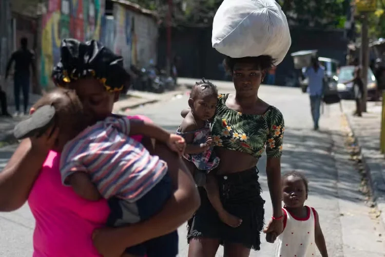 Moradores deixam suas casas enquanto a violência das gangues aumenta em Porto Príncipe, Haiti.  (Clarens SIFFROY/AFP)