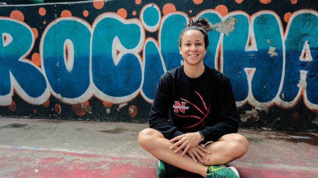 Da Rocinha para os Estados Unidos: como o basquete transformou a vida da menina da favela
