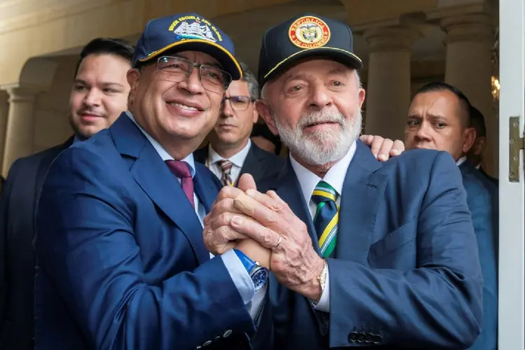 Petro recebe Lula no palácio presidencial, em Bogotá (AFP)