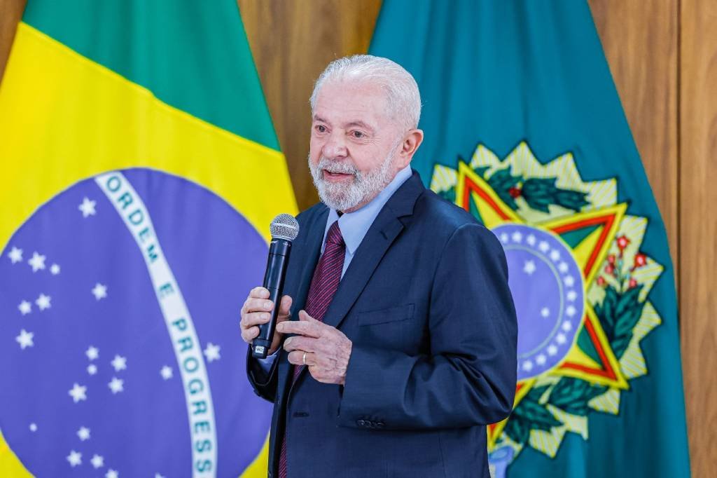 Imagem referente à notícia: Lula diz que fará um balanço das políticas do governo e entregará a todos os parlamentares